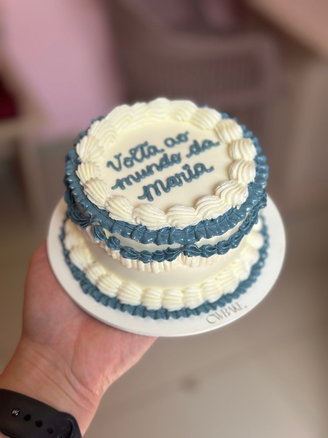 Bentô branco com bordas azuis em buttercream e frase escrita no topo