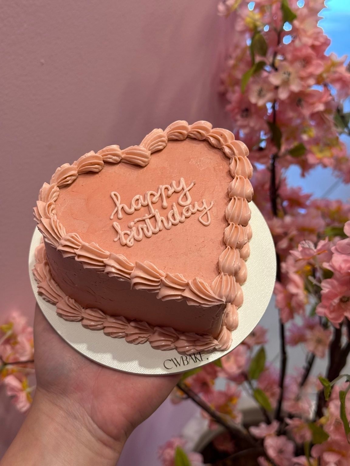 Bentô em formato de coração, cor-de-rosa, com “happy birthday” escrito