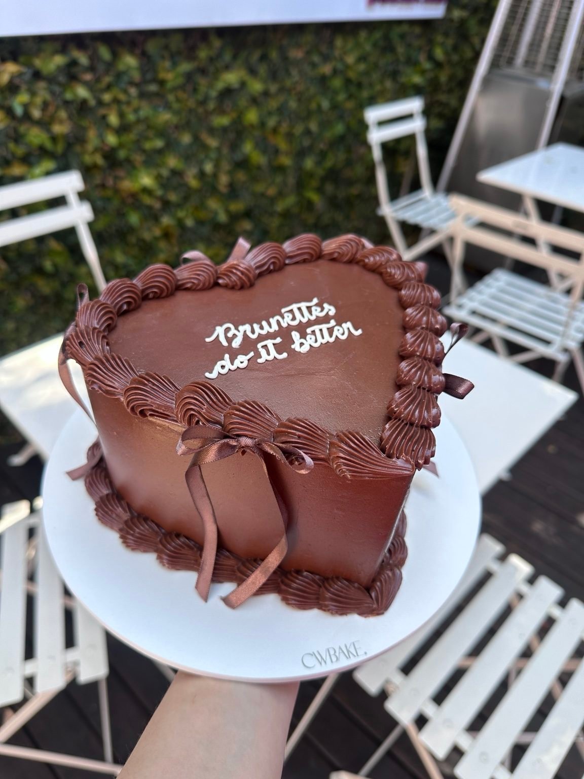 Heart cake de chocolate com laço e frase escrita no topo