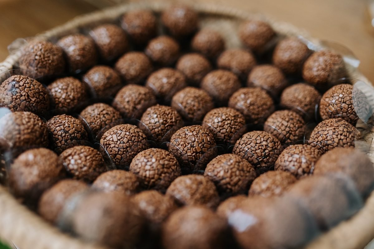 Tigela com brigadeiros crocantes de chocolate